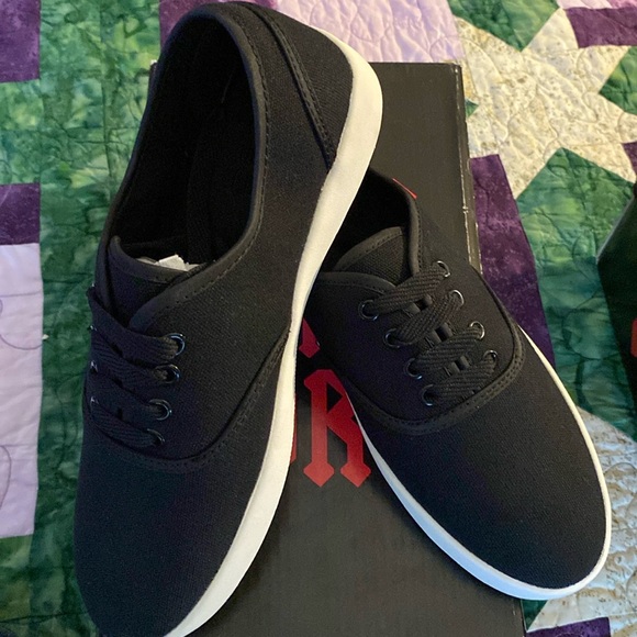 New Cute To The Core Black Canvas Sneakers Size 7 - Picture 1 of 3